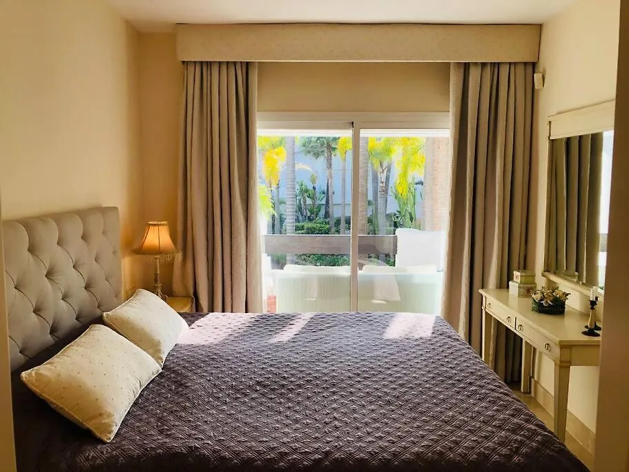 Beachside Luxury 2 Bedroom Apartment, Puerto Banus Марбелья Апартаменты