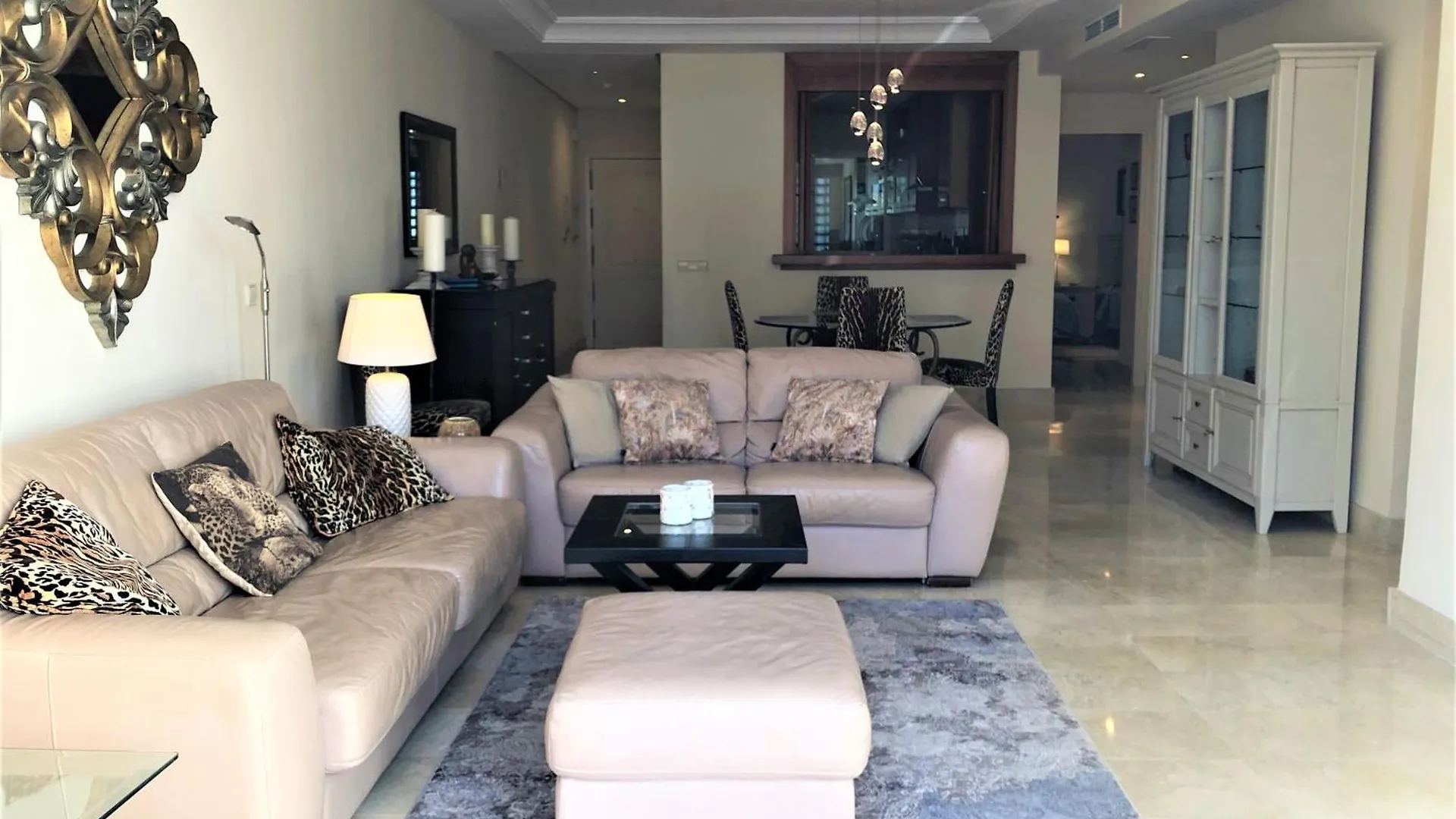 Beachside Luxury 2 Bedroom Apartment, Puerto Banus Марбелья